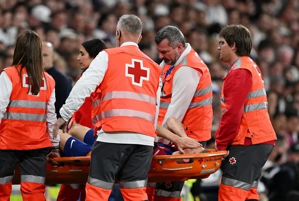 Frenkie de Jong Faces Uncertain Road to Euro 2024 After El Clasico Injury